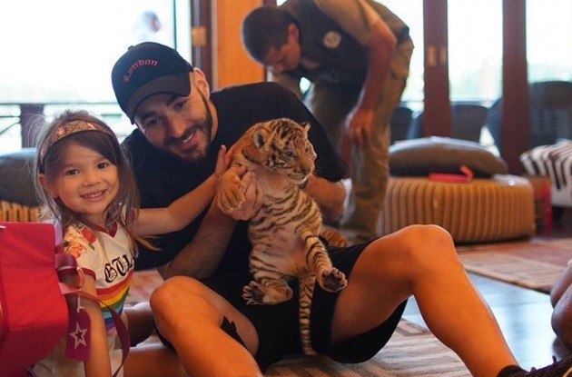 Benzema bị tẩy chay vì trót âu yếm... hổ - Bóng Đá