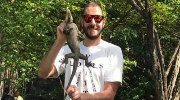 Karim Benzema bị phạt vì chụp ảnh cùng động vật quý hiếm - Bóng Đá