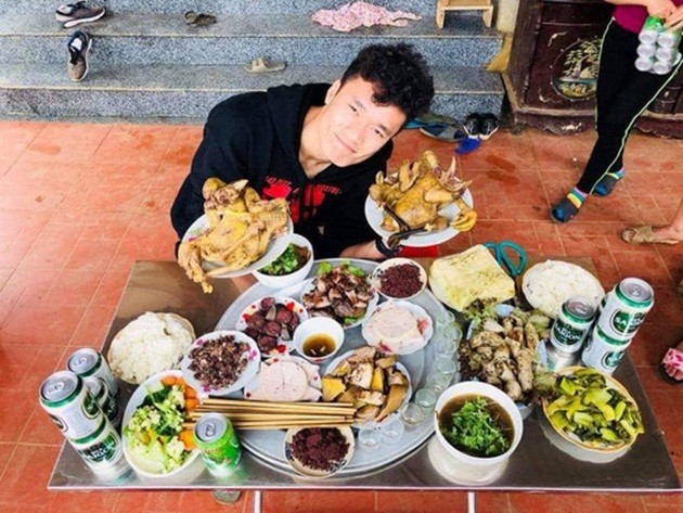 Bữa cơm ấm cúng đầu năm mới của gia đình Bùi Tiến Dũng - Bóng Đá