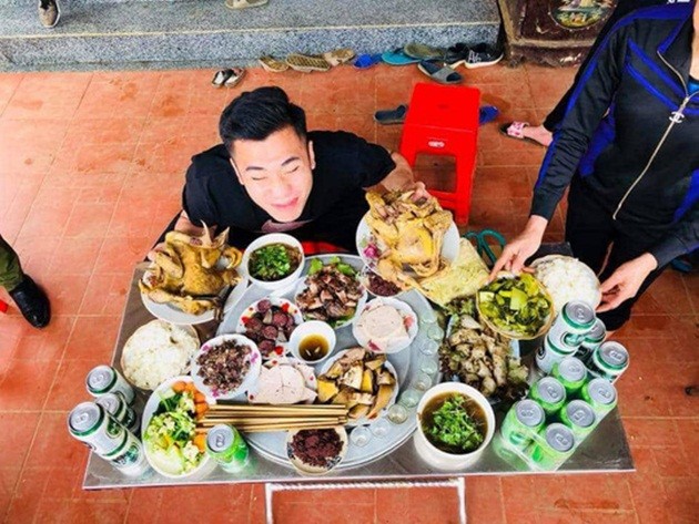 Bữa cơm ấm cúng đầu năm mới của gia đình Bùi Tiến Dũng - Bóng Đá