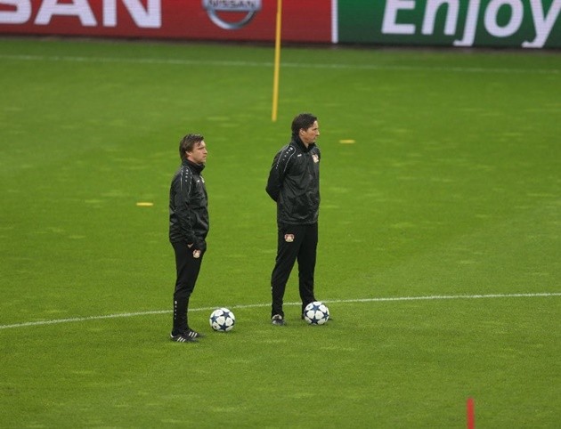 Chùm ảnh: Roger Schmidt trầm tư, cầu thủ Bayer Leverkusen hớn hở - Bóng Đá