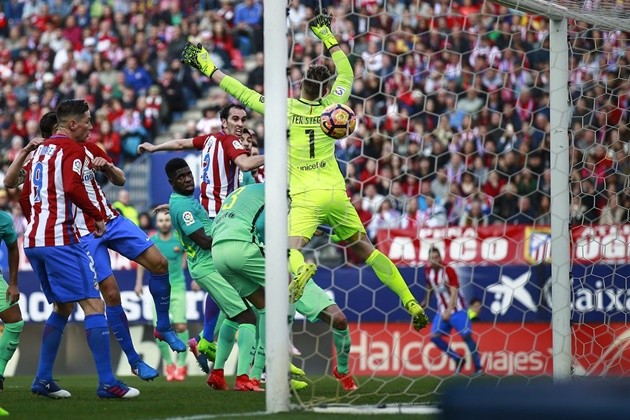 Chùm ảnh: Messi rực sáng phút cuối, Barca lên ngôi đầu La Liga - Bóng Đá
