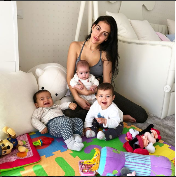 Nể phục tài chăm con của bạn gái 'vạn người mê' của Ronaldo - Bóng Đá