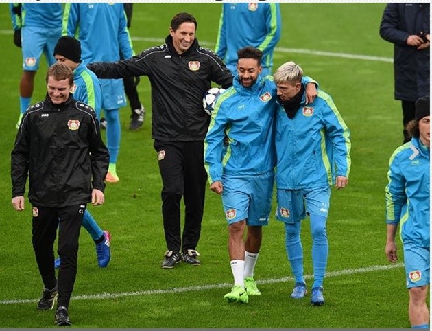 Chùm ảnh: Roger Schmidt trầm tư, cầu thủ Bayer Leverkusen hớn hở - Bóng Đá