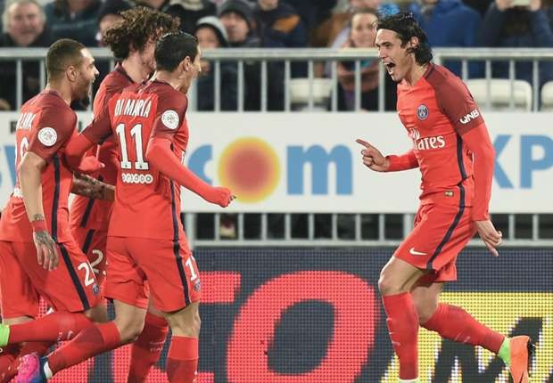 Ghi bàn ầm ầm, Cavani khiến tất cả 