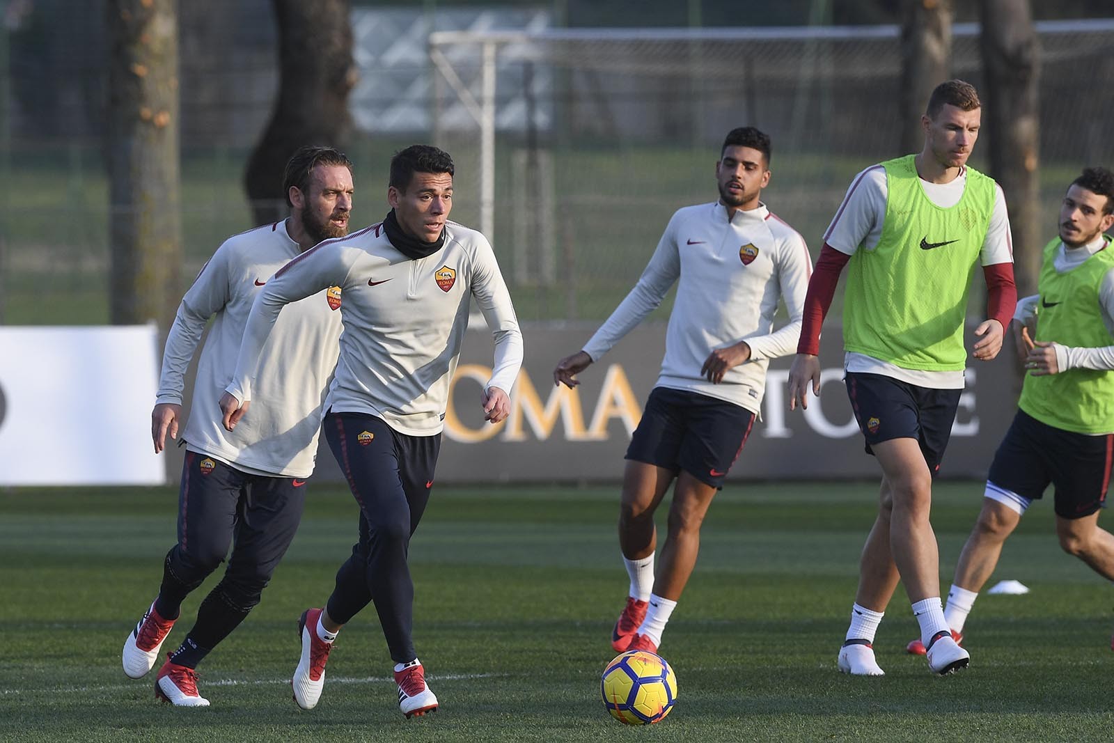 Hai người phụ nữ 'quyền lực', ngăn cản Dzeko đến Chelsea - Bóng Đá