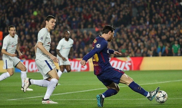 Ngày Courtois thấu hiểu biểu cảm bất lực của Phil Jones - Bóng Đá