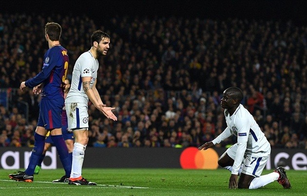 Ngày Courtois thấu hiểu biểu cảm bất lực của Phil Jones - Bóng Đá