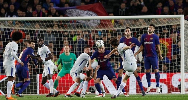 Ngày Courtois thấu hiểu biểu cảm bất lực của Phil Jones - Bóng Đá