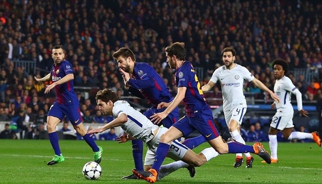 Ngày Courtois thấu hiểu biểu cảm bất lực của Phil Jones - Bóng Đá