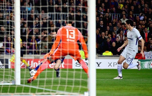 Ngày Courtois thấu hiểu biểu cảm bất lực của Phil Jones - Bóng Đá