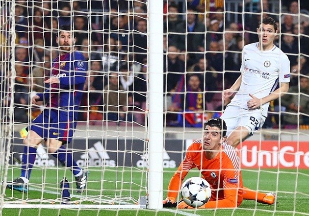 Ngày Courtois thấu hiểu biểu cảm bất lực của Phil Jones - Bóng Đá