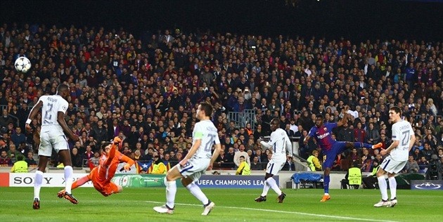 Ngày Courtois thấu hiểu biểu cảm bất lực của Phil Jones - Bóng Đá