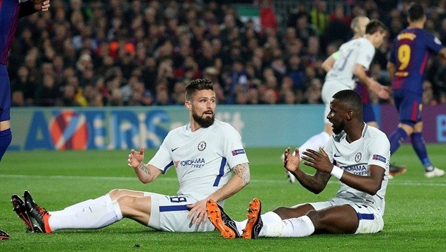 Ngày Courtois thấu hiểu biểu cảm bất lực của Phil Jones - Bóng Đá