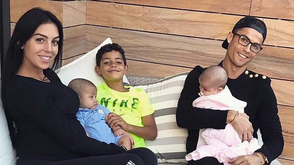 Nể phục tài chăm con của bạn gái 'vạn người mê' của Ronaldo - Bóng Đá