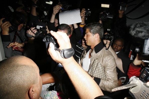 Phản ứng của sao sân cỏ trước paparazzi: Người cười gượng, kẻ ăn thua đủ - Bóng Đá