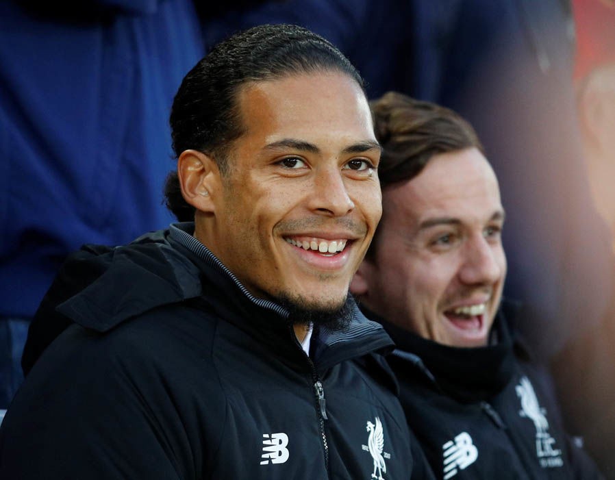 Van Dijk tươi rói nhìn đồng đội hạ nhục Man City lần đầu tiên - Bóng Đá