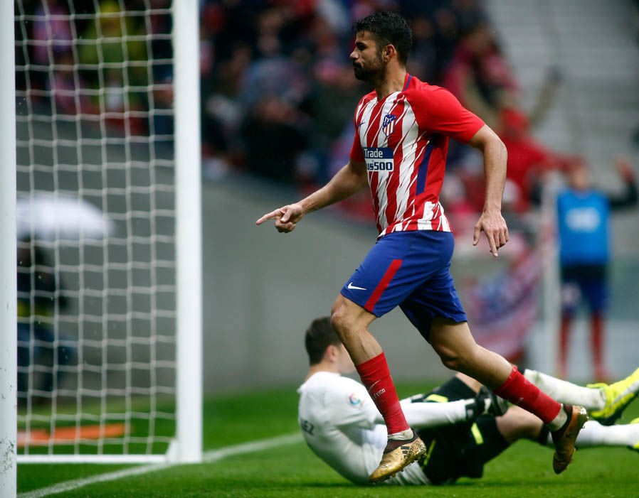 Sanchez bị fan vây kín trước ngày ra mắt tại Old Trafford - Bóng Đá