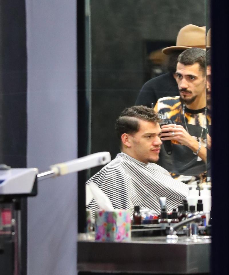 Ederson 'tút' lại vẻ điển trai trước đại chiến Liverpool - Bóng Đá