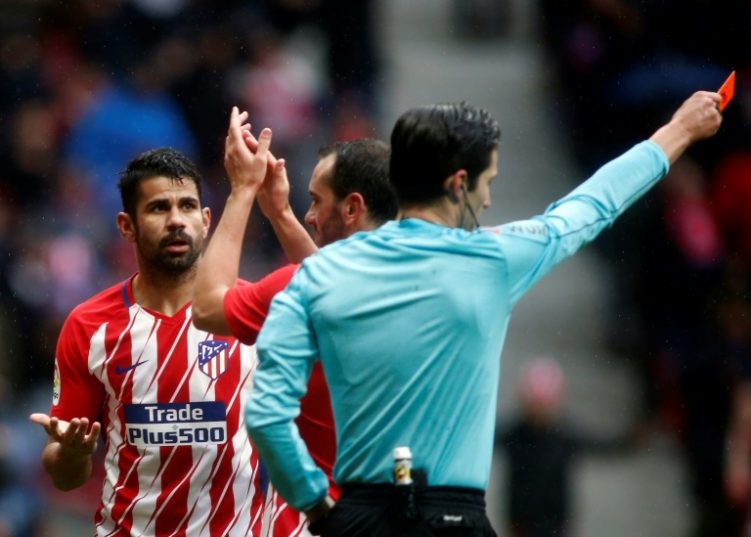 Diego Costa ngớ người khi ăn thẻ đỏ lãng xẹt - Bóng Đá