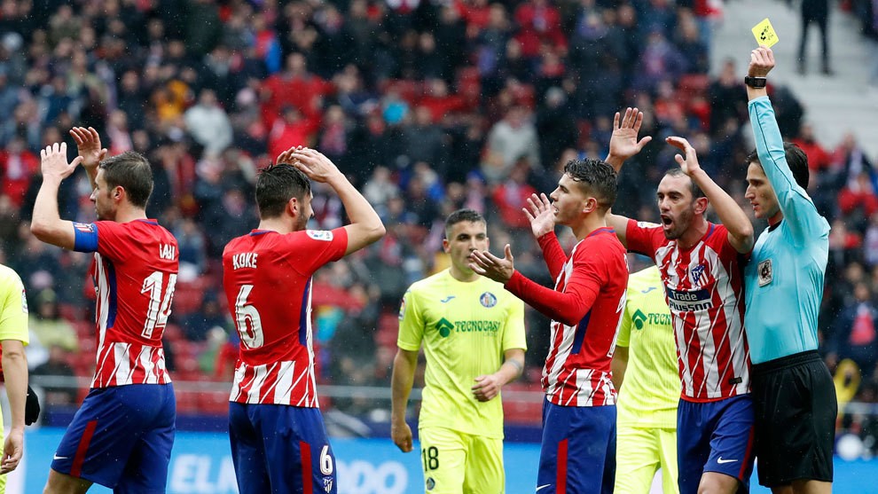 Diego Costa ngớ người khi ăn thẻ đỏ lãng xẹt - Bóng Đá