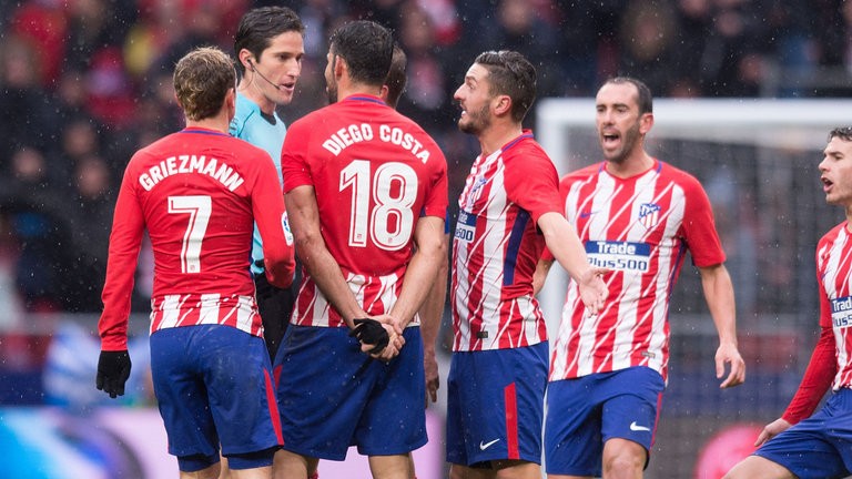 Diego Costa ngớ người khi ăn thẻ đỏ lãng xẹt - Bóng Đá