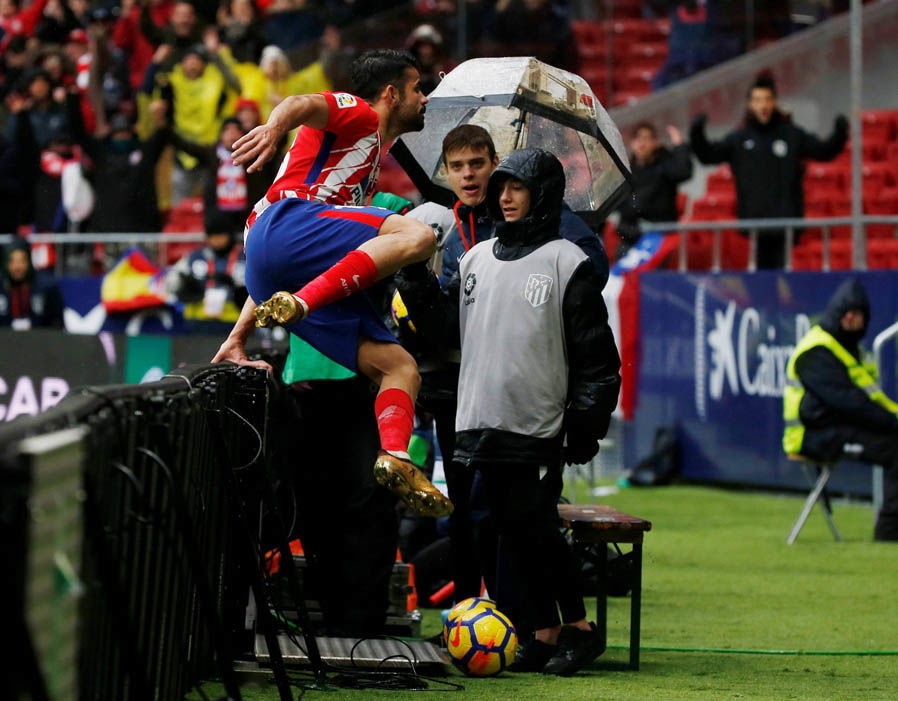 Sanchez bị fan vây kín trước ngày ra mắt tại Old Trafford - Bóng Đá
