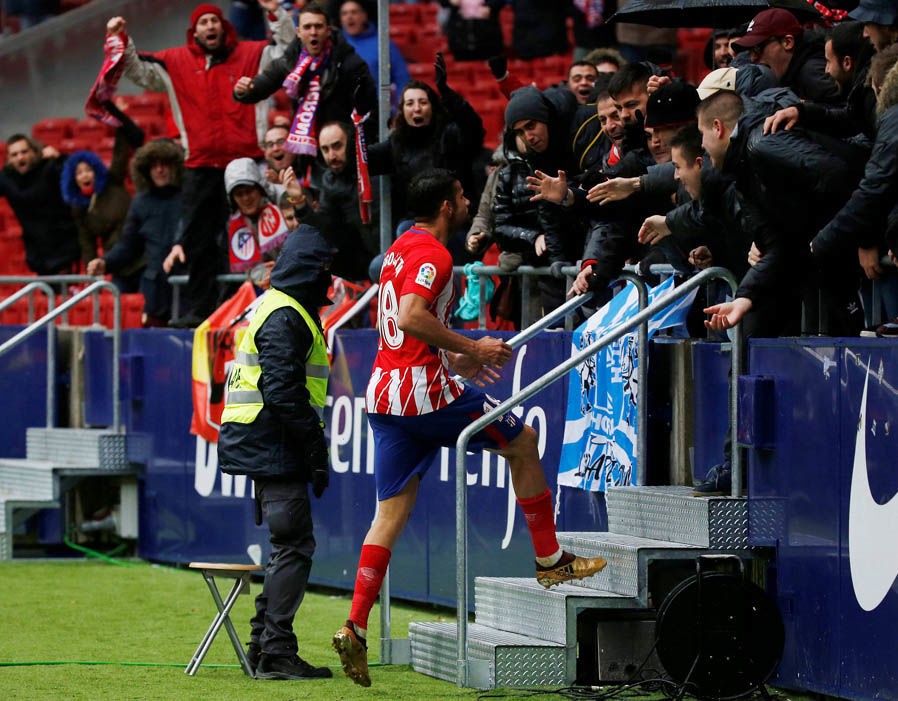 Sanchez bị fan vây kín trước ngày ra mắt tại Old Trafford - Bóng Đá