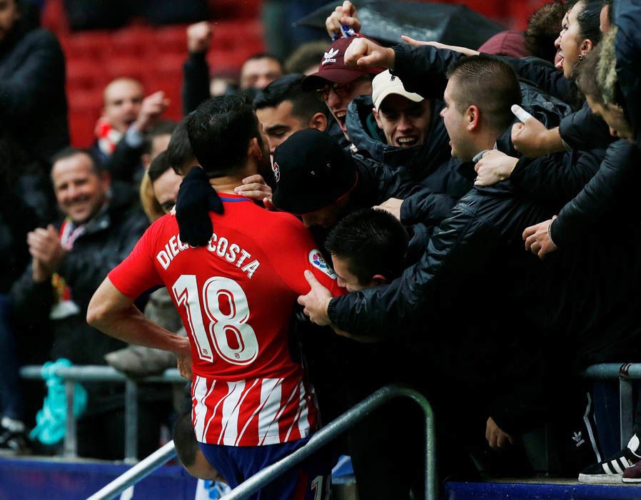 Sanchez bị fan vây kín trước ngày ra mắt tại Old Trafford - Bóng Đá