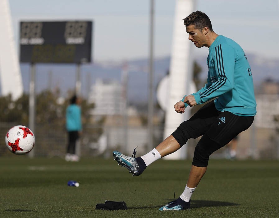 Ronaldo mắt sưng to trong buổi tập mới nhất của Real Madrid - Bóng Đá