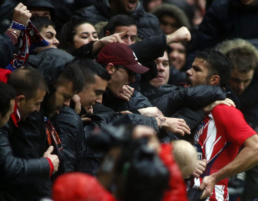 Sanchez bị fan vây kín trước ngày ra mắt tại Old Trafford - Bóng Đá