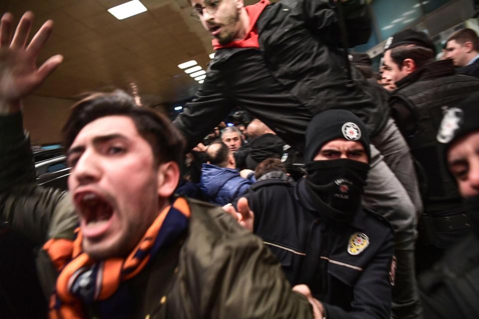Turan bị fan vây kín khi về Thổ Nhĩ Kỳ - Bóng Đá