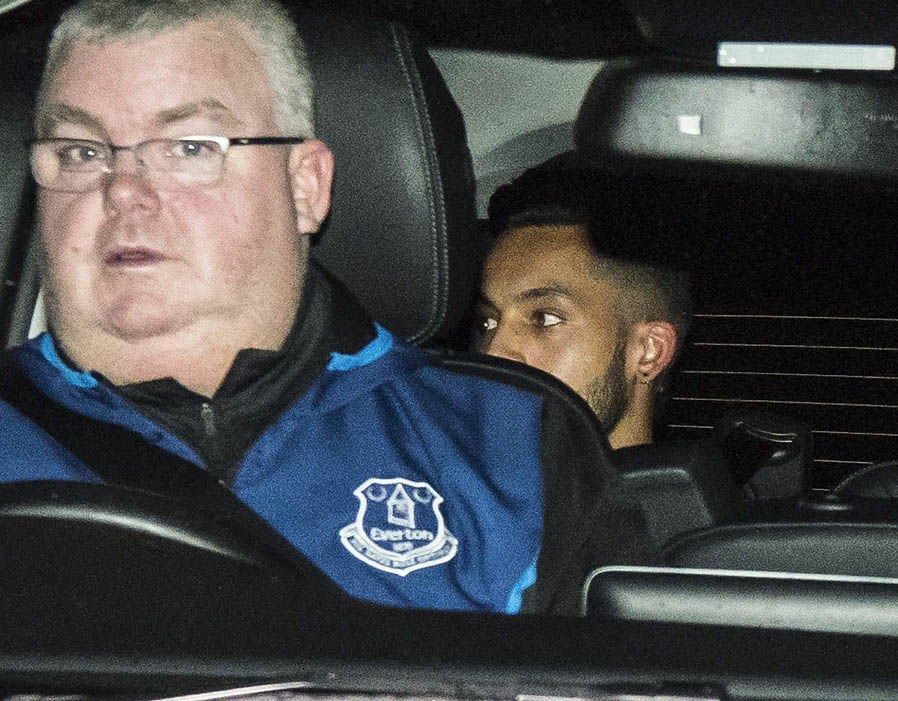Theo Walcott đến kiểm tra y tế tại Everton - Bóng Đá