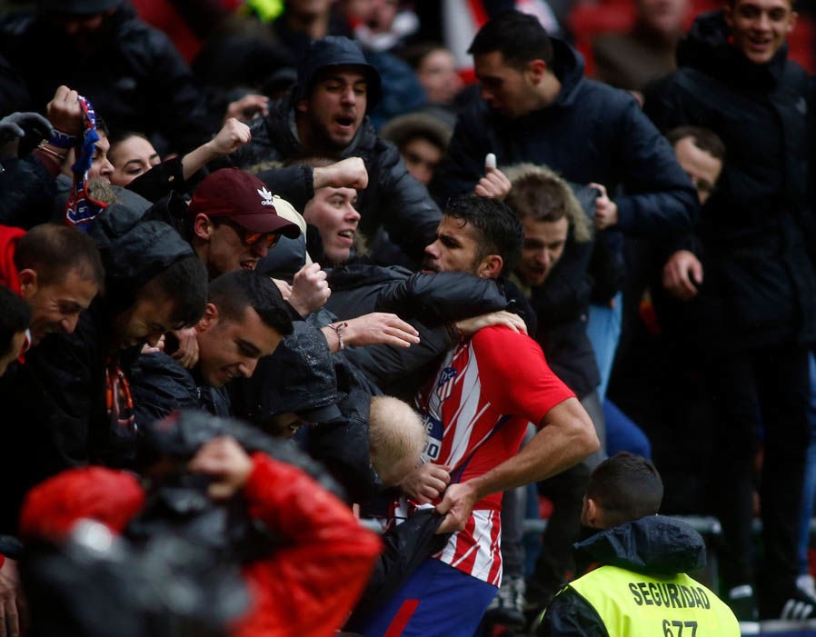 Sanchez bị fan vây kín trước ngày ra mắt tại Old Trafford - Bóng Đá
