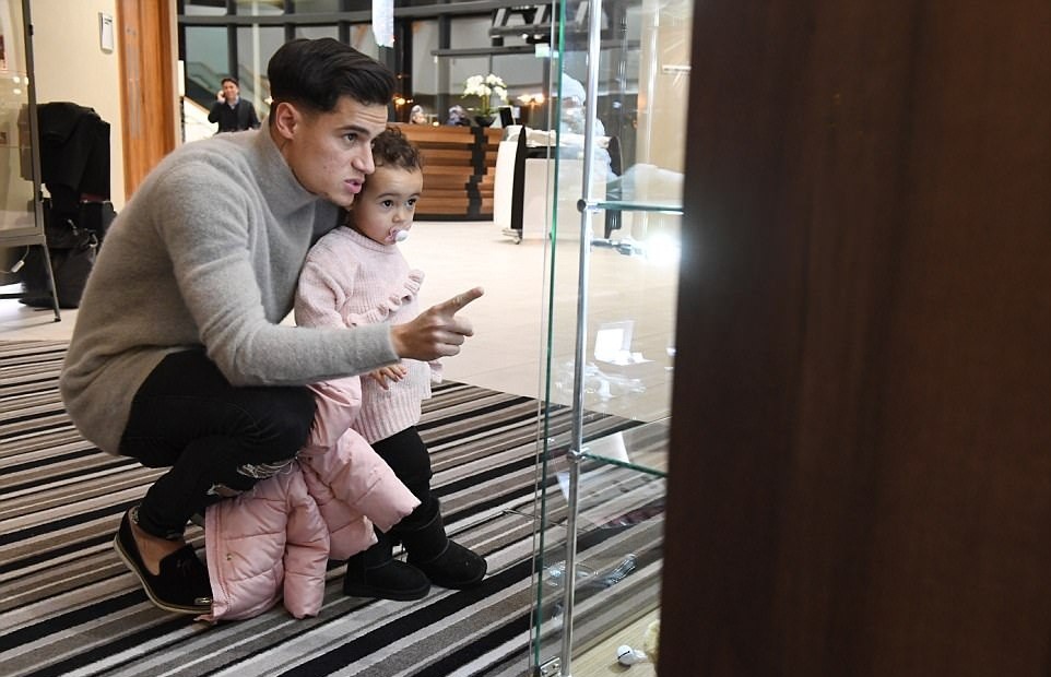Hành trình Coutinho sang Barca qua ảnh - Bóng Đá