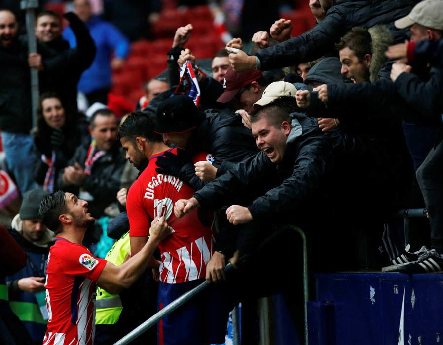 Sanchez bị fan vây kín trước ngày ra mắt tại Old Trafford - Bóng Đá