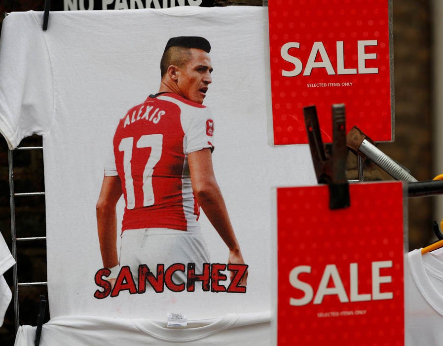 Shop thời trang đại hạ giá áo Sanchez trước giờ G - Bóng Đá