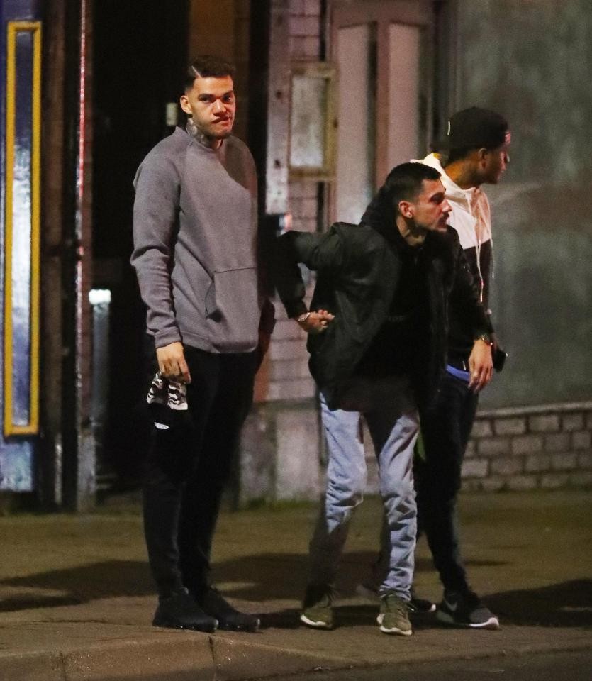 Ederson 'tút' lại vẻ điển trai trước đại chiến Liverpool - Bóng Đá