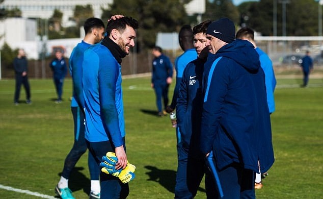 Dàn sao Man Utd hội quân tại khách sạn, vắng bóng Mkhitaryan - Bóng Đá