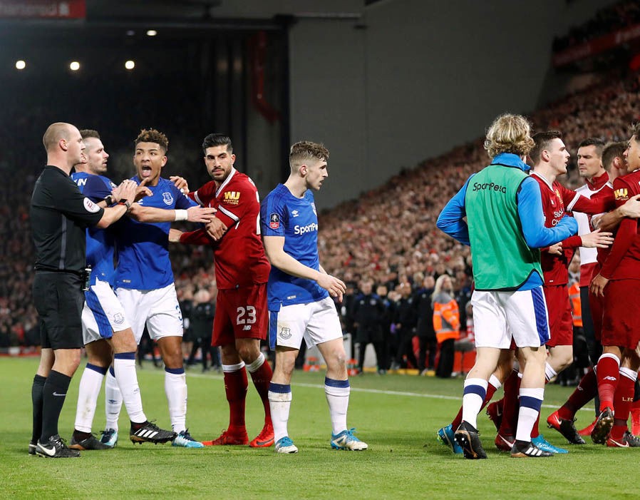 CẬN CẢNH xô xát của Firmino và Holgate - Bóng Đá