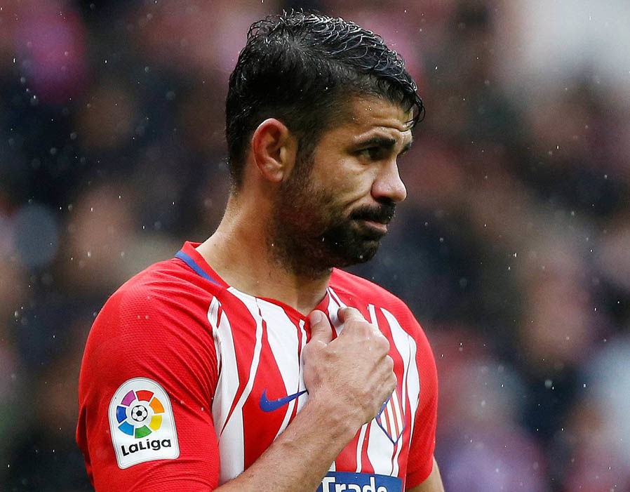 Diego Costa ngớ người khi ăn thẻ đỏ lãng xẹt - Bóng Đá