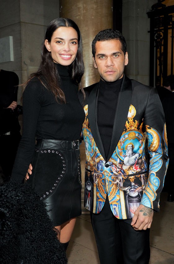Dani Alves diện đồ như hoàng đế đi xem bồ trẻ diễn thời trang - Bóng Đá