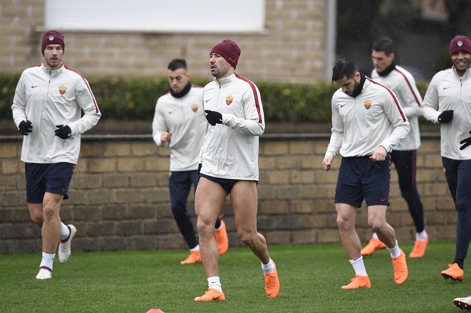 Hăng hái tập luyện, Roma quyết chặn đứng đà hồi sinh của Milan - Bóng Đá