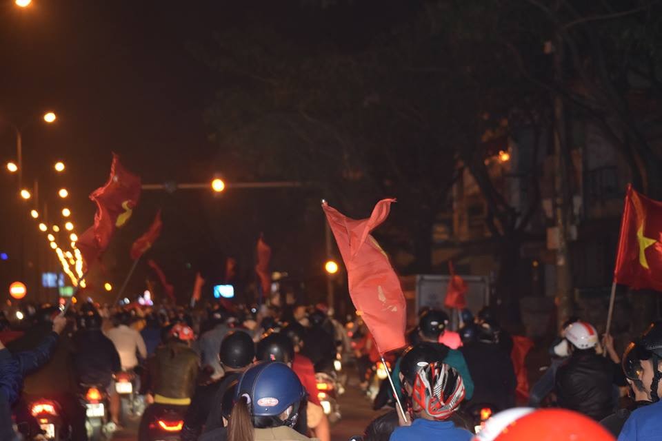 Đêm không ngủ của CĐV ba miền Bắc - Trung - Nam - Bóng Đá
