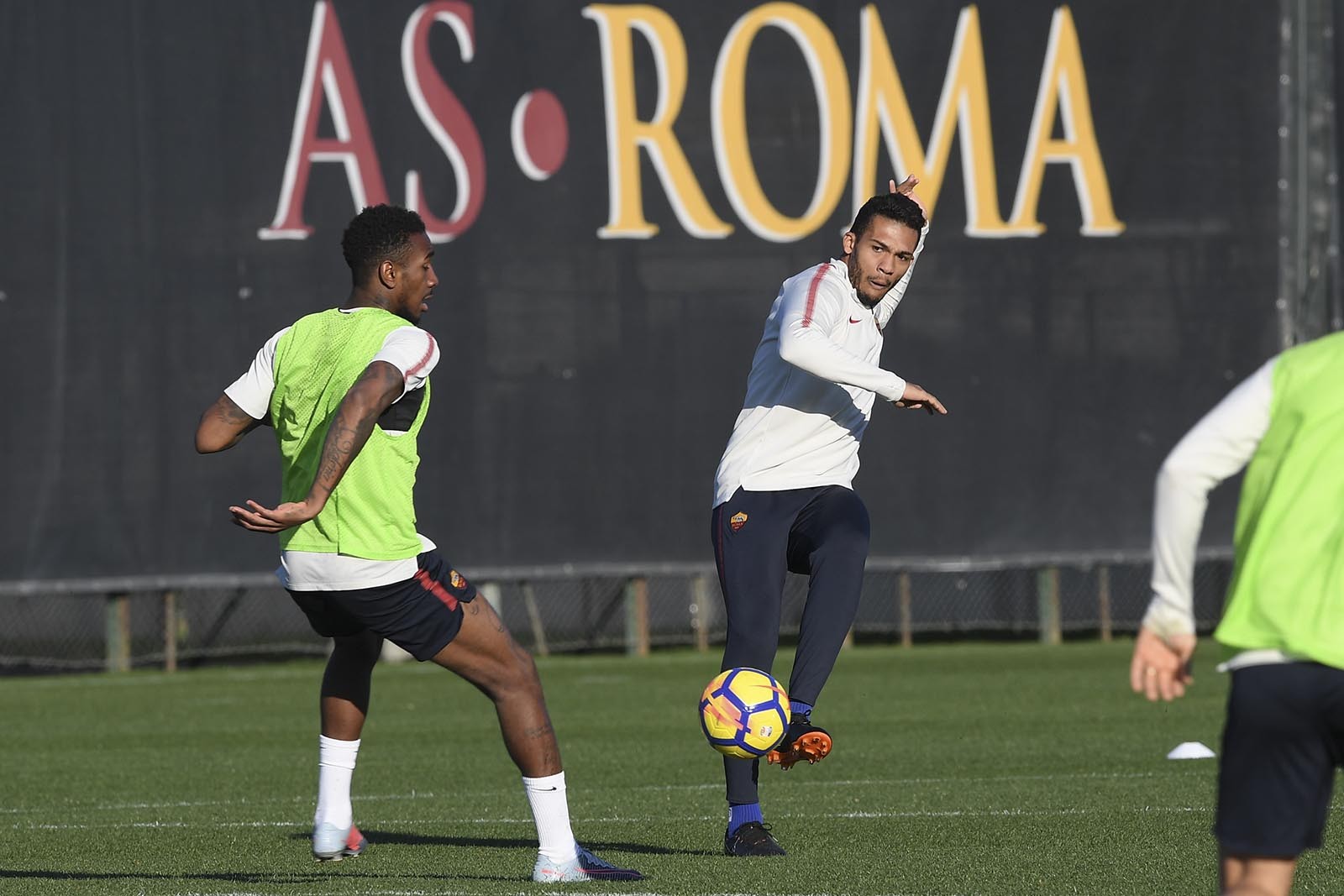 Totti tán dóc cùng 'bố già', mặc đàn em mệt nhoài dưới nắng - Bóng Đá