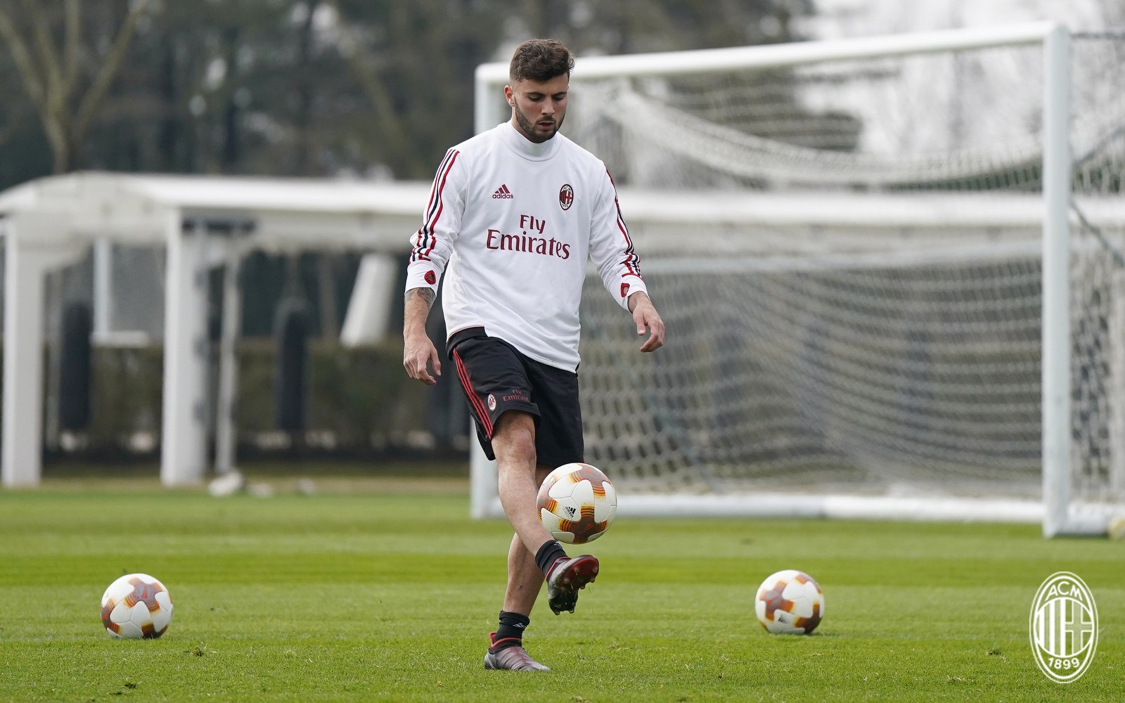 Milan tích cực 'làm nóng', chờ đẩy Arsenal xuống vực sâu - Bóng Đá