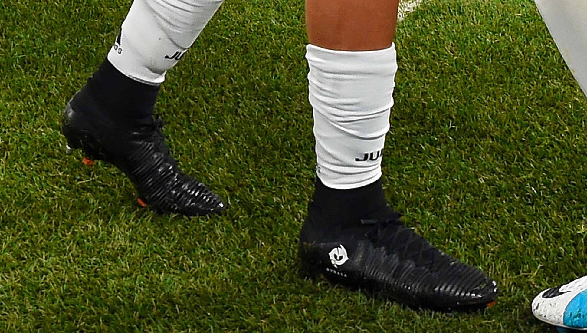 Dybala khoe giày mới nhân lúc lập cú đúp - Bóng Đá