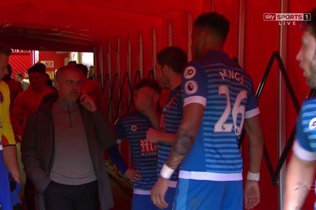 Mourinho giáo huấn cầu thủ đạp đầu Ibrahimovic - Bóng Đá