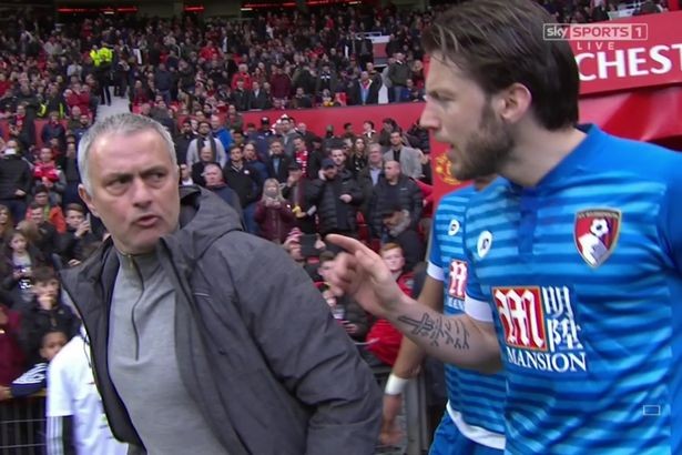 Mourinho giáo huấn cầu thủ đạp đầu Ibrahimovic - Bóng Đá