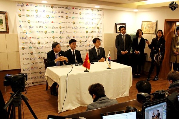 Những hình ảnh độc đáo của Xuân Trường ở Gangwon FC - Bóng Đá